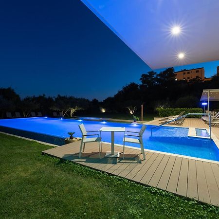 Hotel Salona Palace Dış mekan fotoğraf