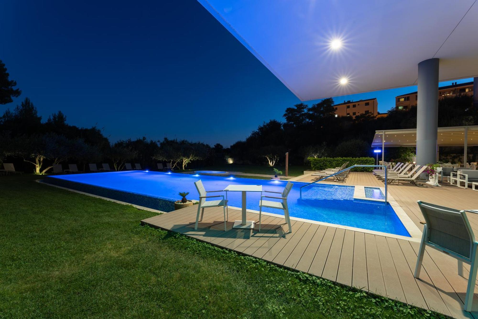Hotel Salona Palace Dış mekan fotoğraf