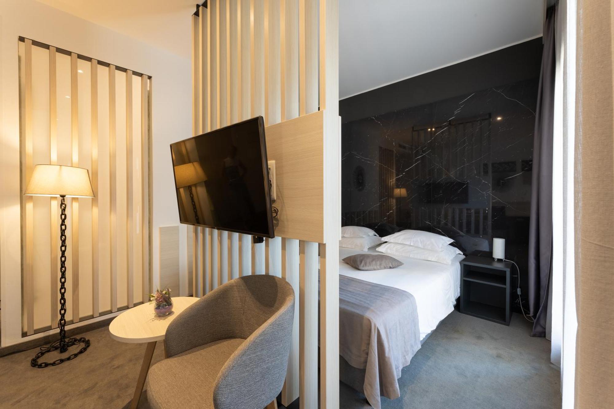 Hotel Salona Palace Dış mekan fotoğraf