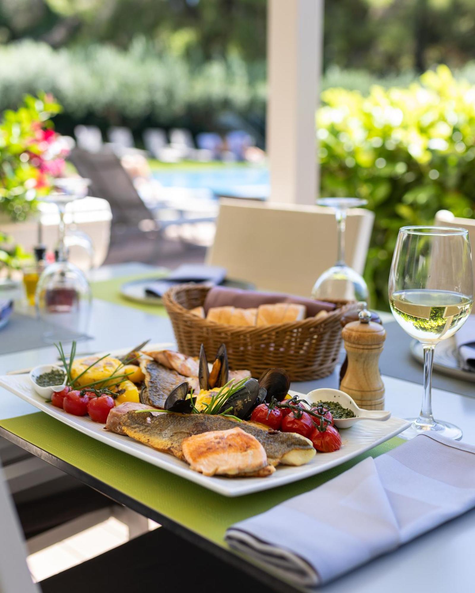 Hotel Salona Palace Dış mekan fotoğraf