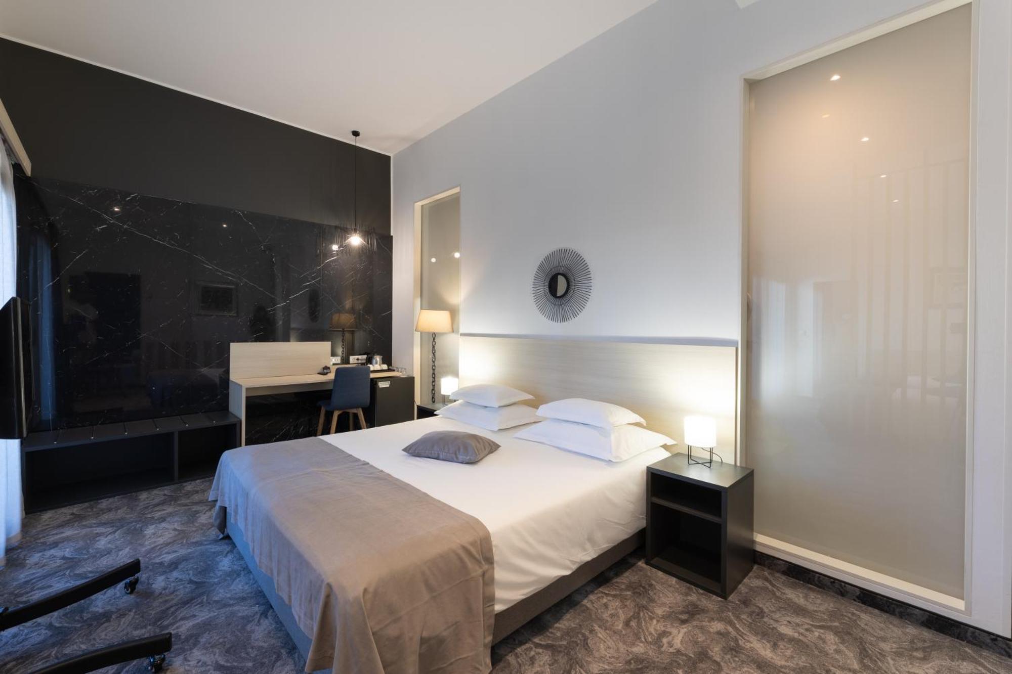 Hotel Salona Palace Dış mekan fotoğraf
