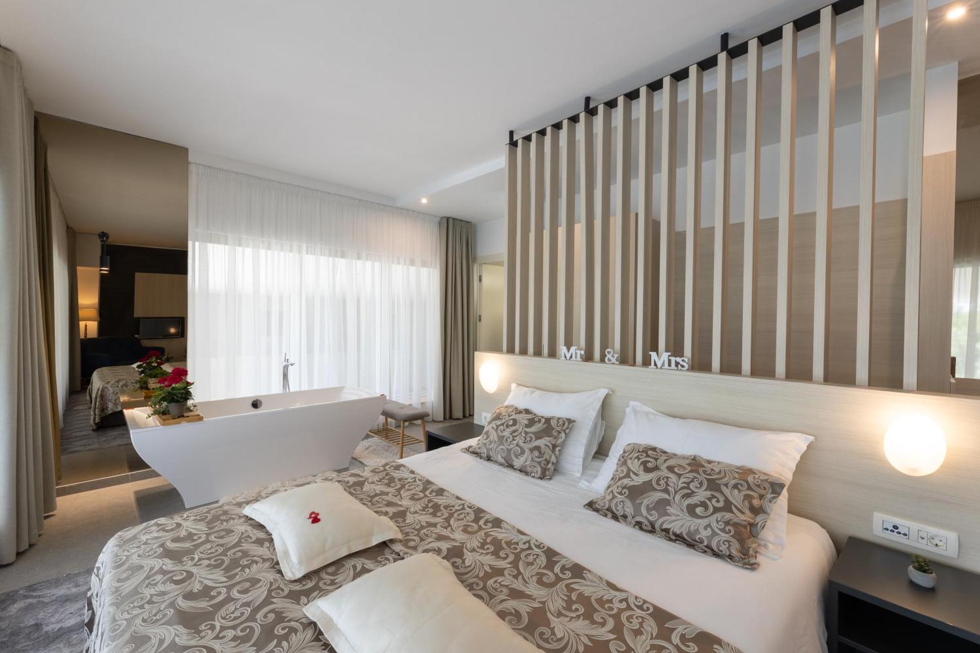 Hotel Salona Palace Dış mekan fotoğraf