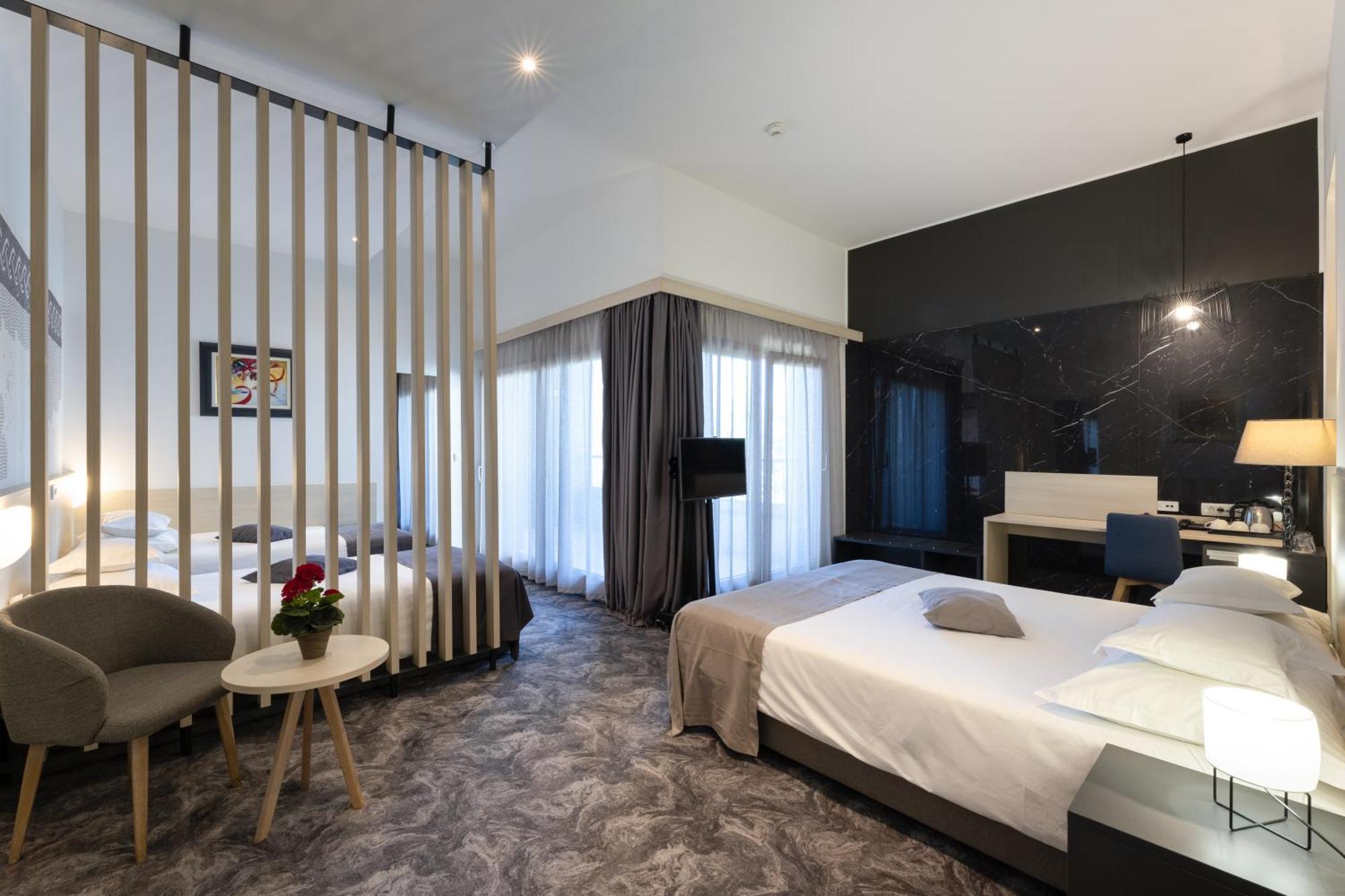 Hotel Salona Palace Dış mekan fotoğraf