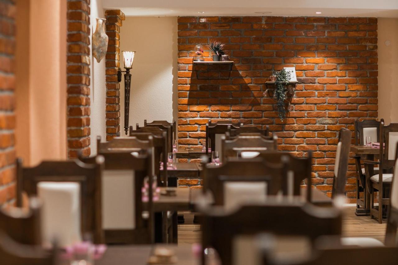 Hotel Salona Palace Dış mekan fotoğraf